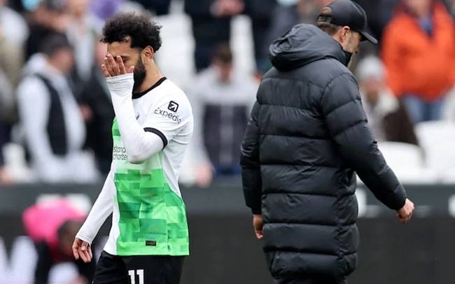 Jamie Carragher gives theory behind Jurgen Klopp and Mo Salah spat on Liverpool touchline - Bóng Đá