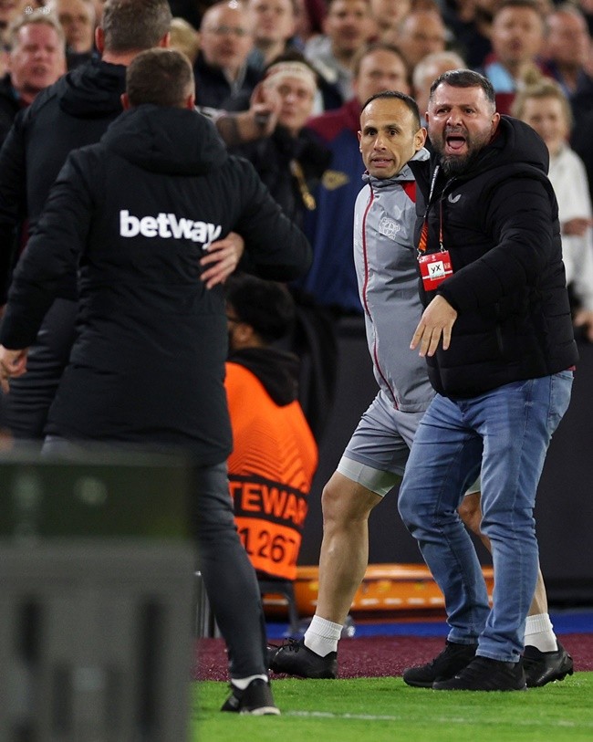 West Ham vs Bayer Leverkusen descends into chaos with huge brawls on pitch and touchline with COACH sent off - Bóng Đá