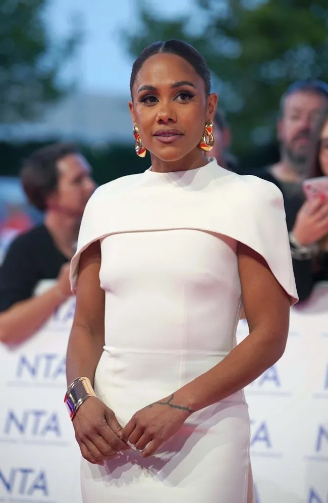 Alex Scott sunbathes in blue and white bikini - Bóng Đá