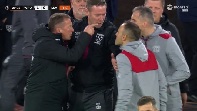 West Ham vs Bayer Leverkusen descends into chaos with huge brawls on pitch and touchline with COACH sent off - Bóng Đá