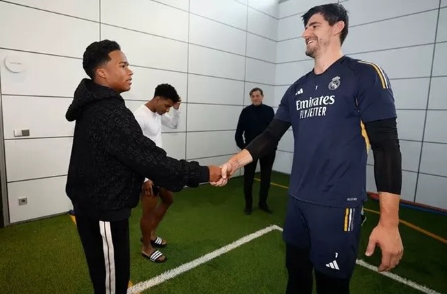 Endrick gặp các cầu thủ Real - Bóng Đá