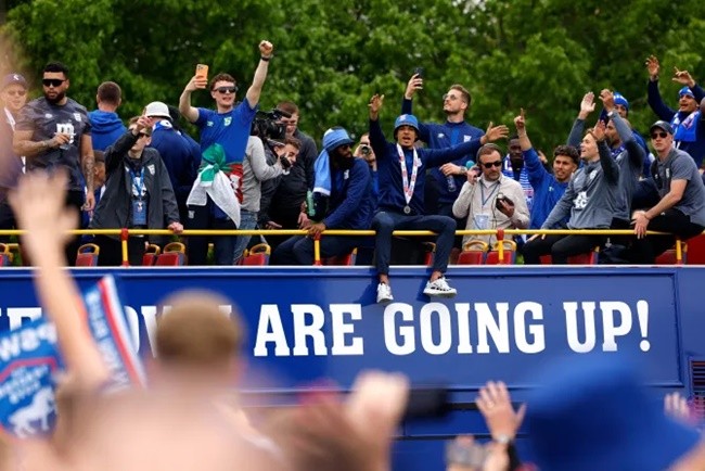 Diễu hành thăng hạng Premier League của Ipswich Town - Bóng Đá