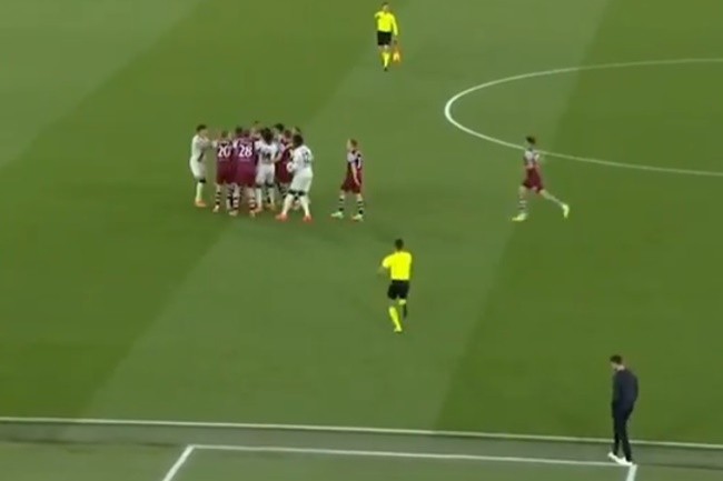 West Ham vs Bayer Leverkusen descends into chaos with huge brawls on pitch and touchline with COACH sent off - Bóng Đá