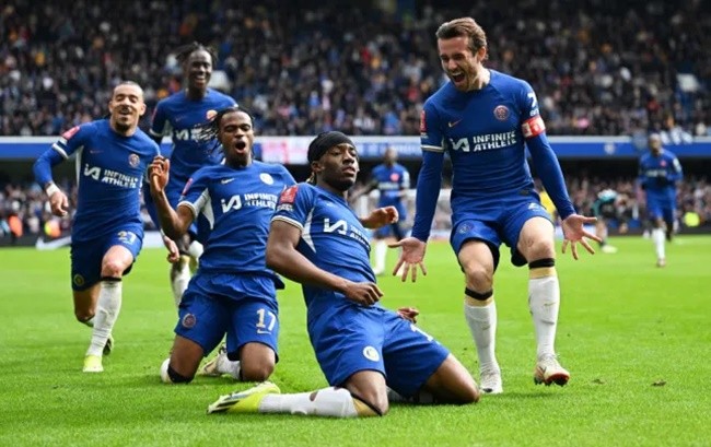 Noni Madueke đáp trả CĐV Chelsea chỉ trích Raheem Sterling - Bóng Đá