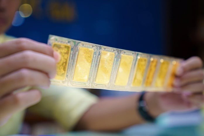 Bà Rhona O'Connell, chuyên gia phân tích tại StoneX, cho rằng nhà đầu tư đang có xu hướng thu hẹp các vị thế mua dài hạn với vàng, dù triển vọng tăng vẫn chưa bị loại bỏ. 