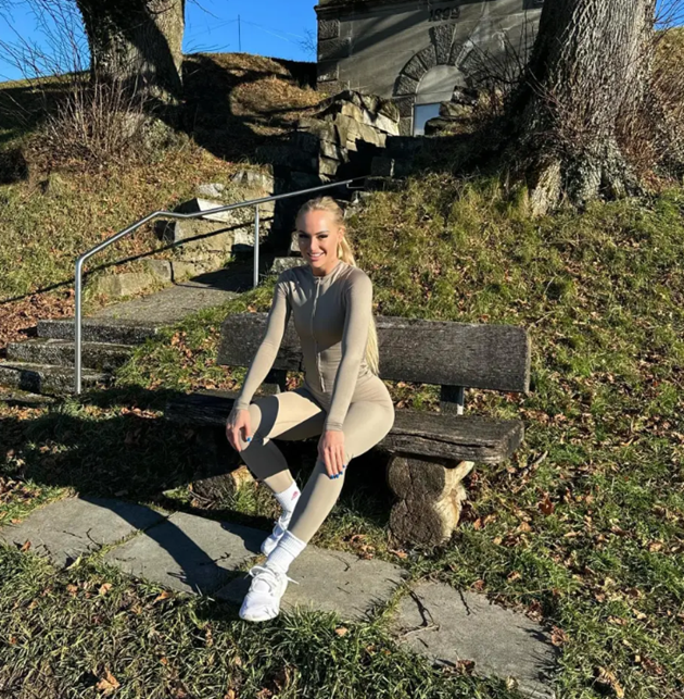 Alisha Lehmann lại đốn tim đấng mày râu - Bóng Đá