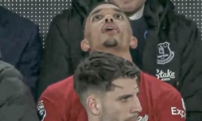 Alexander-Arnold hides on the Reds bench and stops watching against Everton  - Bóng Đá