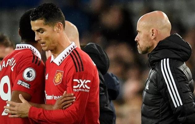 Nhìn Ronaldo, M.U đã biết điều nên làm với Benzema - Bóng Đá
