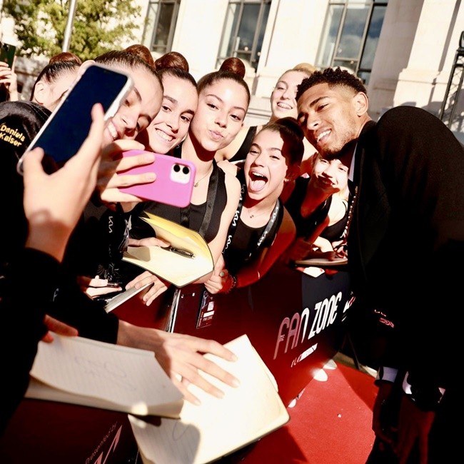 Jude Bellingham sánh vai với Tom Brady và Usain Bolt trước khi nhận giải Đột phá tại Laureus Awards - Bóng Đá