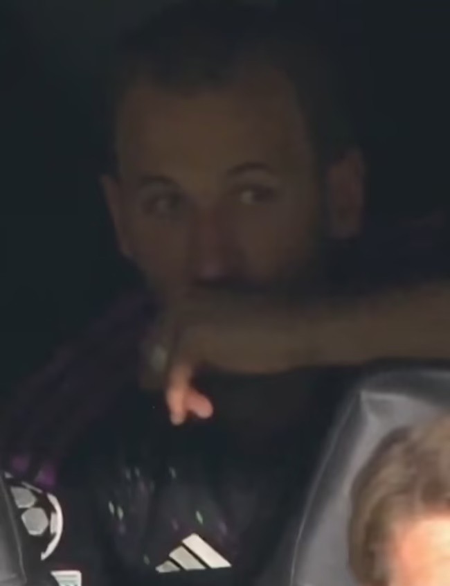 Harry Kane looks devastated as he hangs his head and hides behind a seat - Bóng Đá