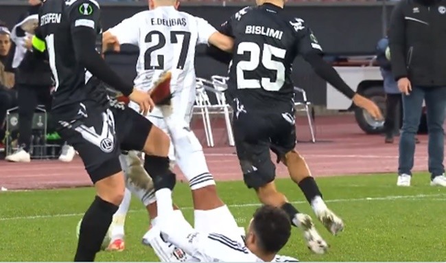 Toàn cảnh Chamberlain thẻ đỏ - Bóng Đá