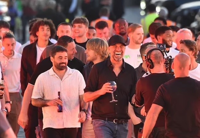 Jurgen Klopp đánh dấu lời chia tay Liverpool của mình bằng cách nhảy trên sân khấu - Bóng Đá