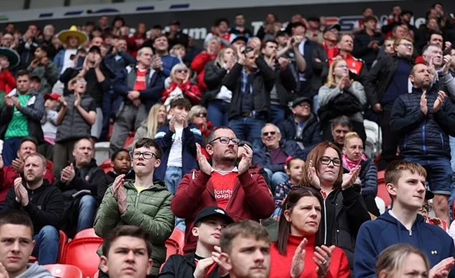 Trận tranh chức vô địch giữa Rotherham và Birmingham bị tạm dừng trong 35 phút - Bóng Đá