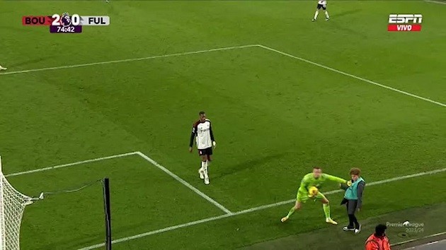 Bernd Leno DEFENDED by Fulham boss Marco Silva after shoving ballboy during Bournemouth loss - Bóng Đá