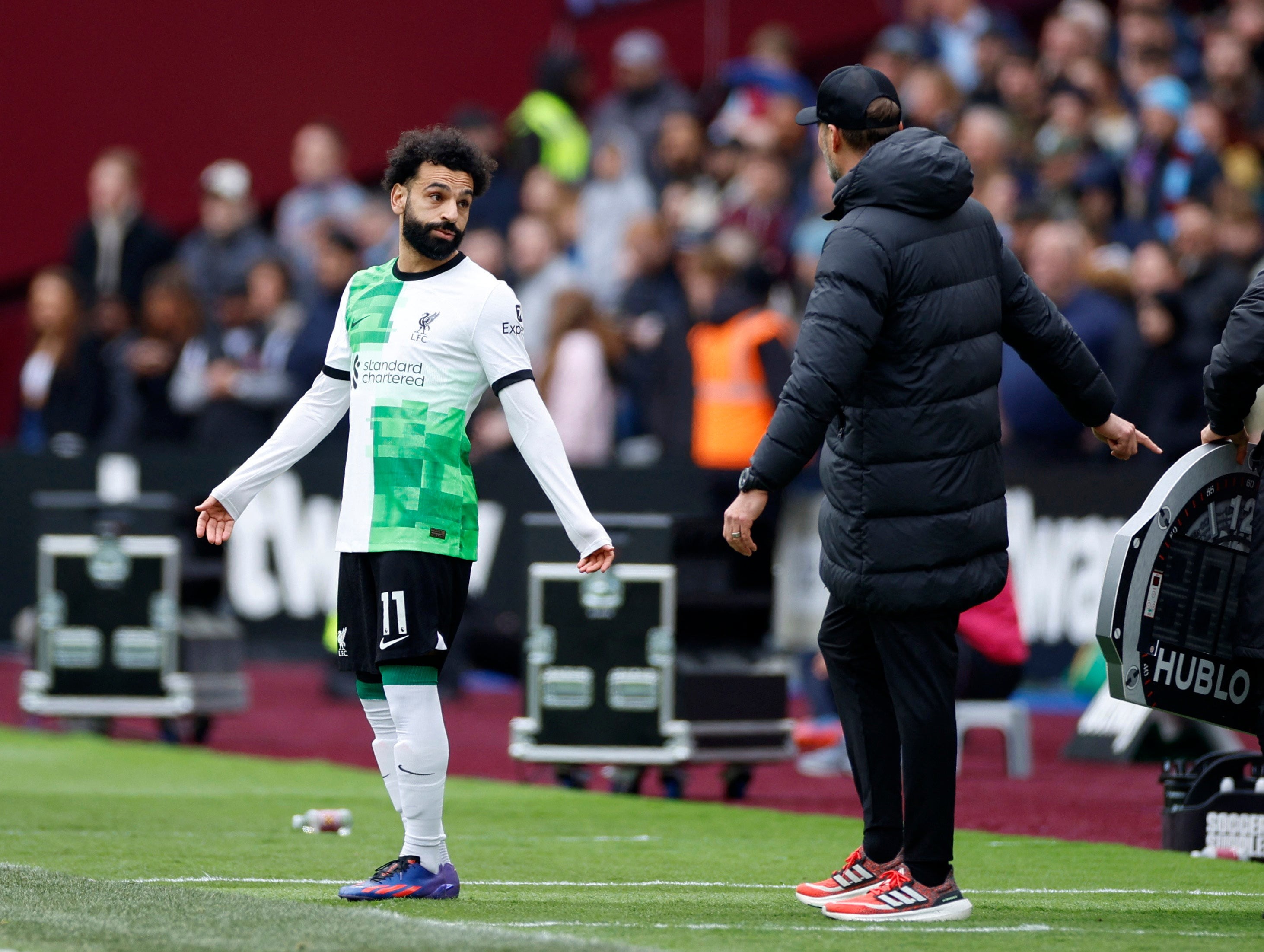 Khoảnh khắc ngượng ngùng giữa Salah và Klopp - Bóng Đá