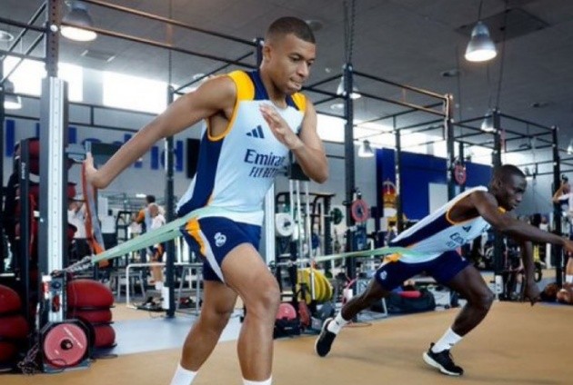 Mbappe và Mendy tập luyện trở lại.