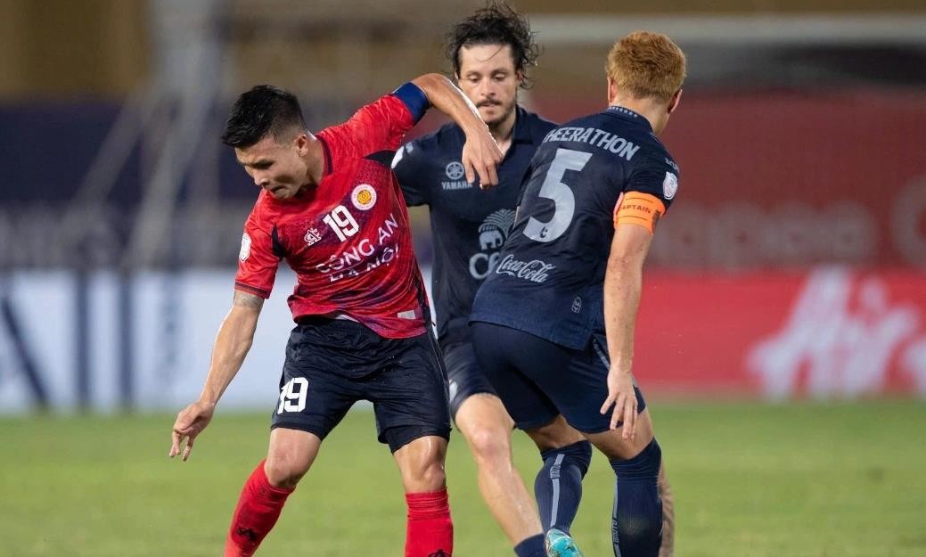 Theerathon luôn theo kèm sát sao Quang Hải.