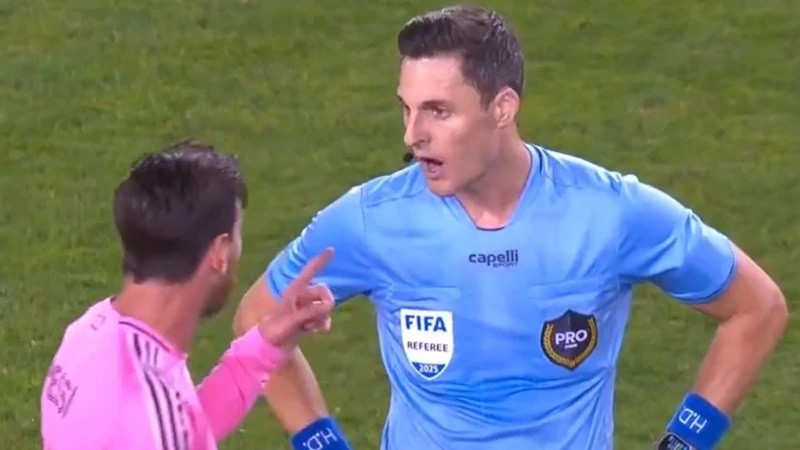Messi chỉ trích trọng tài sau khi hết trận.