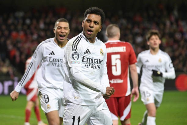 Rodrygo đang đứng trước cánh cửa rời Bernabeu. 
