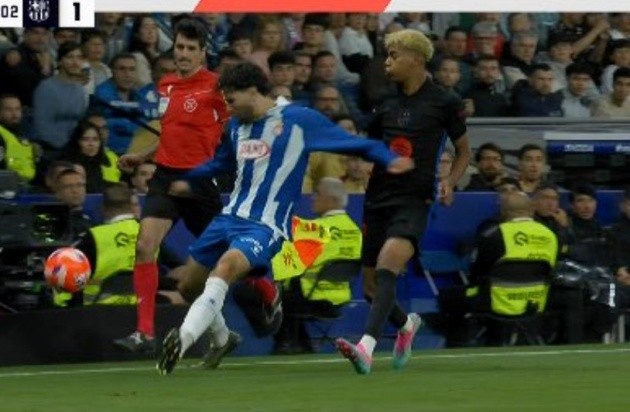 Leandro Cabrera vung tay vào người Yamal.