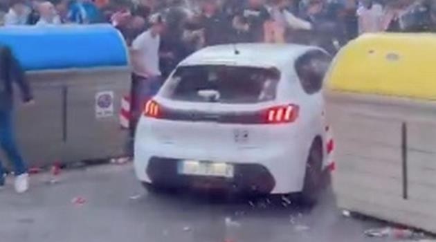 Xe hơi mất lái khiến ngoài sân rơi vào cảnh hỗn loạn.