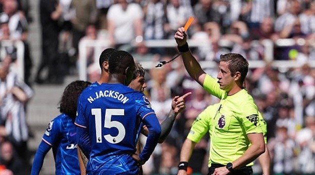Jackson vắng mặt vì tấm thẻ đỏ ở trận gặp Newcastle.
