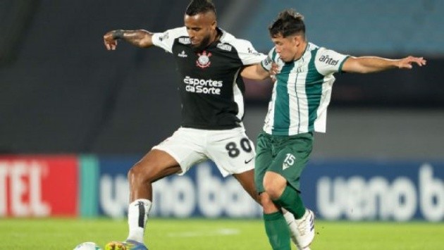 Đội của Depay có chiến thắng quan trọng ngay trên sân khách.