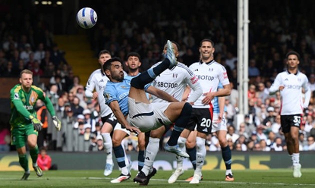 Gundogan lập công cho Man City.