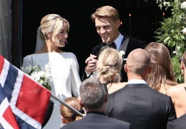 Odegaard lên xe hoa.