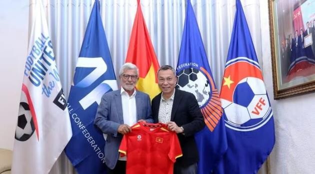 Calisto và chủ tịch VFF Trần Quốc Tuấn.