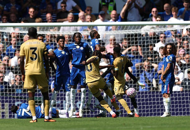 Bàn thắng của Eze không được công nhận.