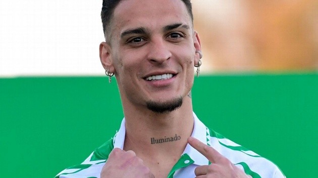 Hình xăm trên cổ Antony được Real Betis tận dụng cho mẫu thiết kế thời trang.