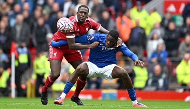 Ibrahima Konate – 7.3/10 Phòng ngự rất chủ động và mạnh mẽ, dễ dàng hóa giải các tiền đạo to cao của Everton. Dù đôi lúc xử lý bóng bằng chân còn có chút lóng ngóng, nhưng về mặt phòng ngự, trung vệ người Pháp gần như không mắc sai lầm nào.