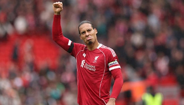 Virgil van Dijk – 7.4/10 Giống như người đá cặp Konate, Van Dijk hoàn toàn làm chủ khu vực cấm địa. Điểm cộng của anh là khả năng xử lý và chuyền bóng thoát pressing tốt hơn, giúp Liverpool triển khai tấn công nhanh từ tuyến dưới.