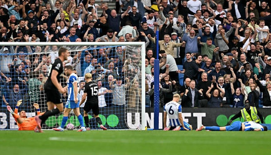 Tottenham giành 1 điểm kịch tính.
