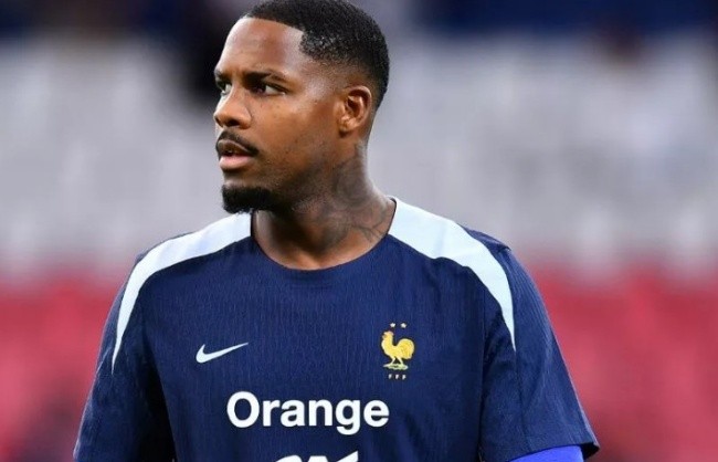 Mike Maignan sẽ bổ sung sức mạnh cho khung gỗ Chelsea. 