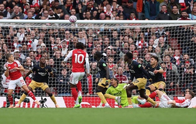 Eze bỏ lỡ cơ hội vàng để mở tỷ số.