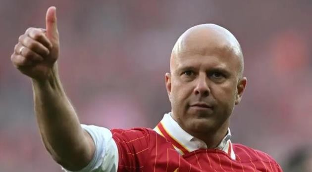 Arne Slot giơ ngón cái gửi thông điệp trấn an người hâm mộ Liverpool.