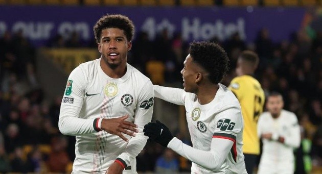 Chelsea tự làm khó trước Wolves.