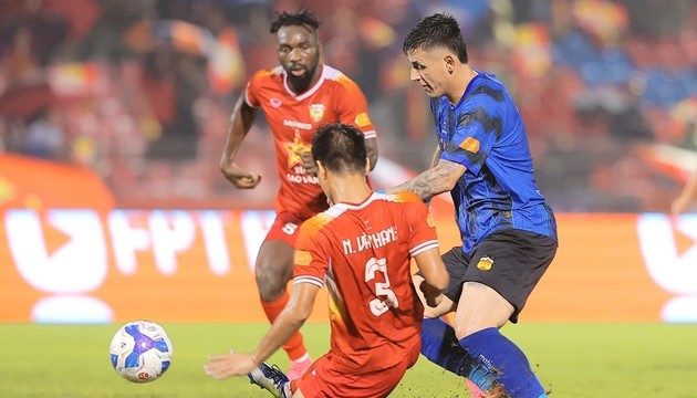 Hai đội tạo ra thế trận chặt chẽ.