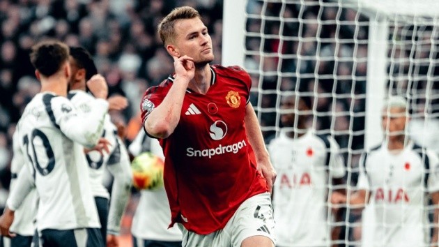 De Ligt gỡ hòa nghẹt thở cho MU.