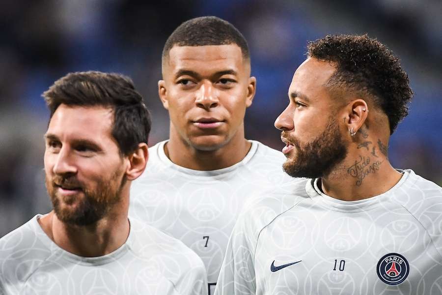 Cầu thủ là sản phẩm của cả sân cỏ lẫn truyền thông.