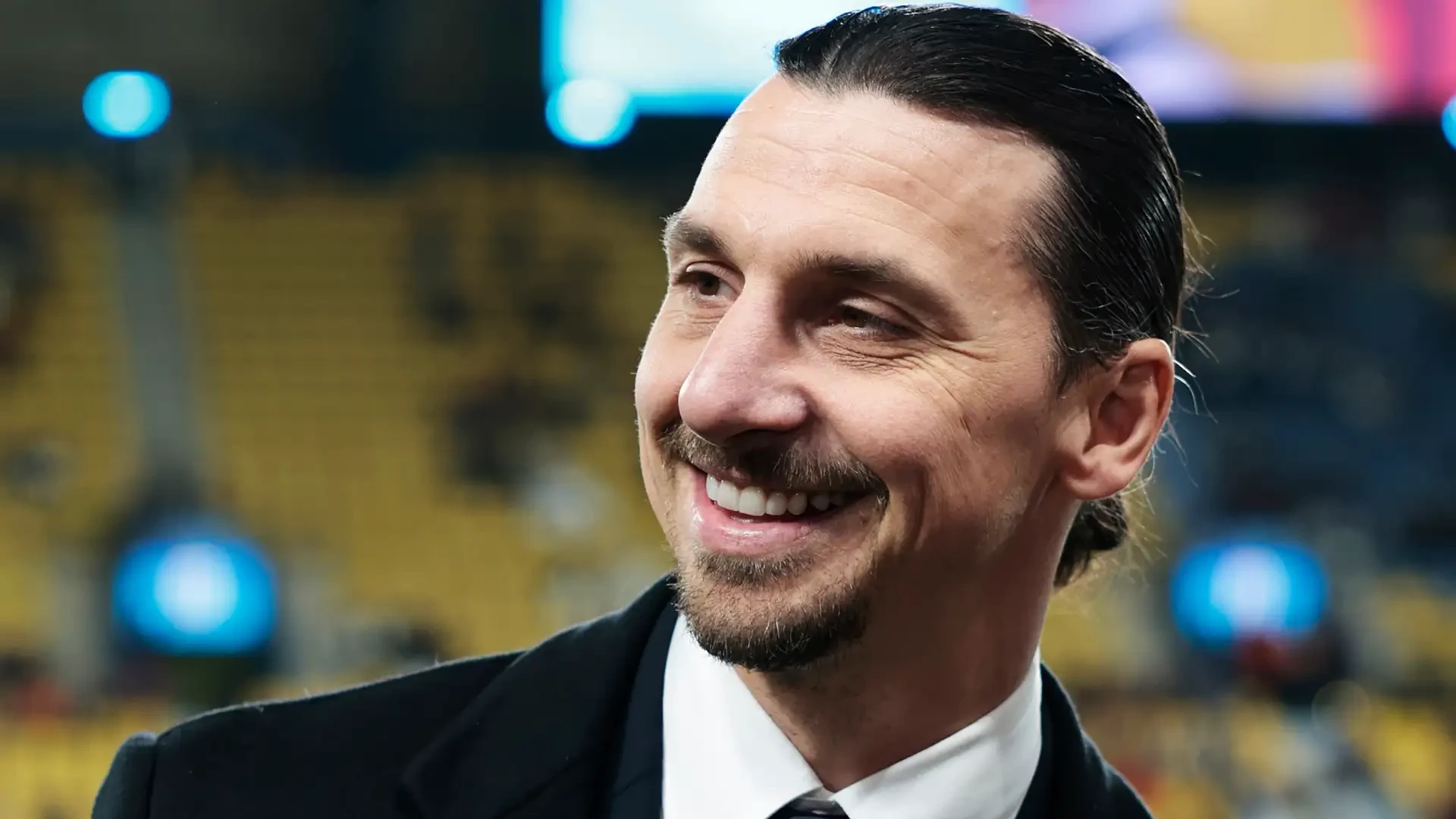 Cú post tạo đế chế, bàn thắng tạo lịch sử.