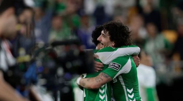 Hector Bellerin giúp Betis giữ lại 1 điểm.