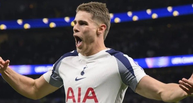 Van de Ven sẵn sàng rời Tottenham.