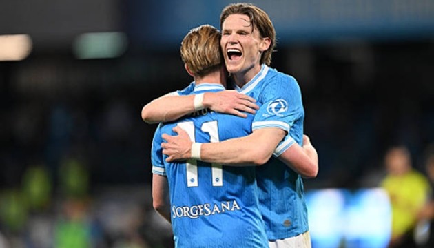 Cả Scott McTominayvaf Kevin De Bruyne đều nổ súng.