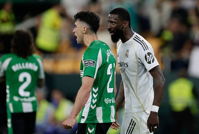 Antonio Ruediger – 6.7: Trung vệ người Đức có một trận đấu dưới mức kỳ vọng. Ruediger tỏ ra lúng túng trong việc đọc tình huống và không duy trì được sự quyết liệt cần thiết ở các pha tranh chấp tầm cao. Anh chính là người bị vượt mặt trong tình huống dẫn đến bàn gỡ hòa của Real Betis.