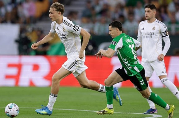 Dean Huijsen – 6.7 (Rời sân): Cầu thủ trẻ này cho thấy tiềm năng trong việc điều phối bóng từ tuyến dưới khi không phải chịu quá nhiều sức ép. Tuy nhiên, điểm yếu về tốc độ và kinh nghiệm khiến anh phải nhận một thẻ vàng cảnh cáo trước khi được rút ra nghỉ để đảm bảo an toàn cho thế trận