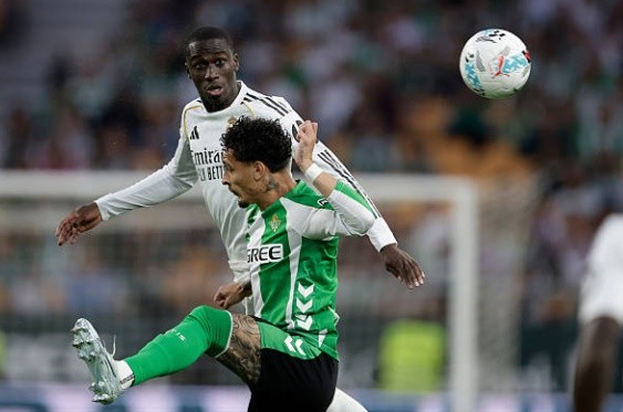 Ferland Mendy – 6.8: Mendy thi đấu khá tròn vai ở hành lang cánh trái, vô hiệu hóa tốt các đợt tấn công của đối thủ trong hiệp một. Dù vậy, sự thiếu tập trung ở những phút cuối trận đã khiến anh không thể can thiệp kịp thời vào tình huống dàn xếp ghi bàn của đội khách.