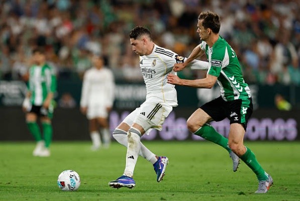 Federico Valverde – 7.1: Một trong những cầu thủ năng nổ nhất trên sân. Valverde di chuyển không biết mệt mỏi ở khu trung tuyến, giúp đội nhà kiểm soát nhịp độ trận đấu. Chính cú sút quyết đoán của anh đã tạo ra tình huống hỗn loạn, dẫn đến bàn thắng mở tỉ số của Vinicius Junior.